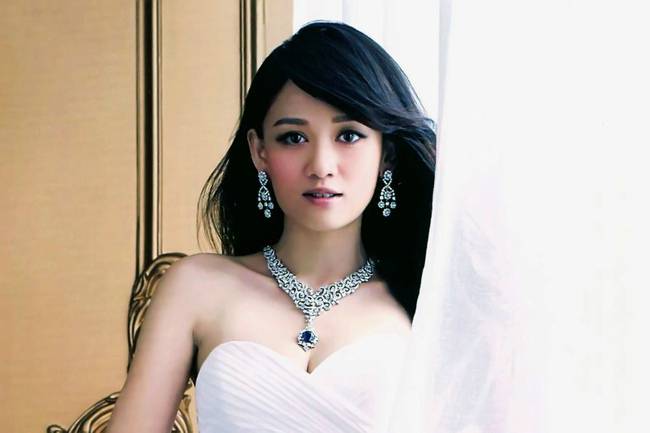 宅男女神陈乔恩尽显优雅高贵组图