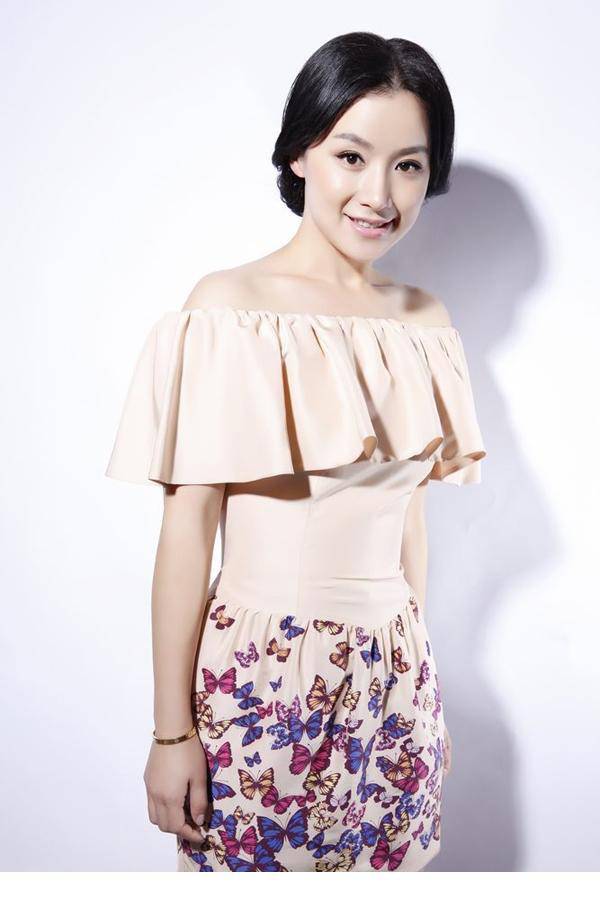 时尚美女明星姚芊羽小露香肩图片