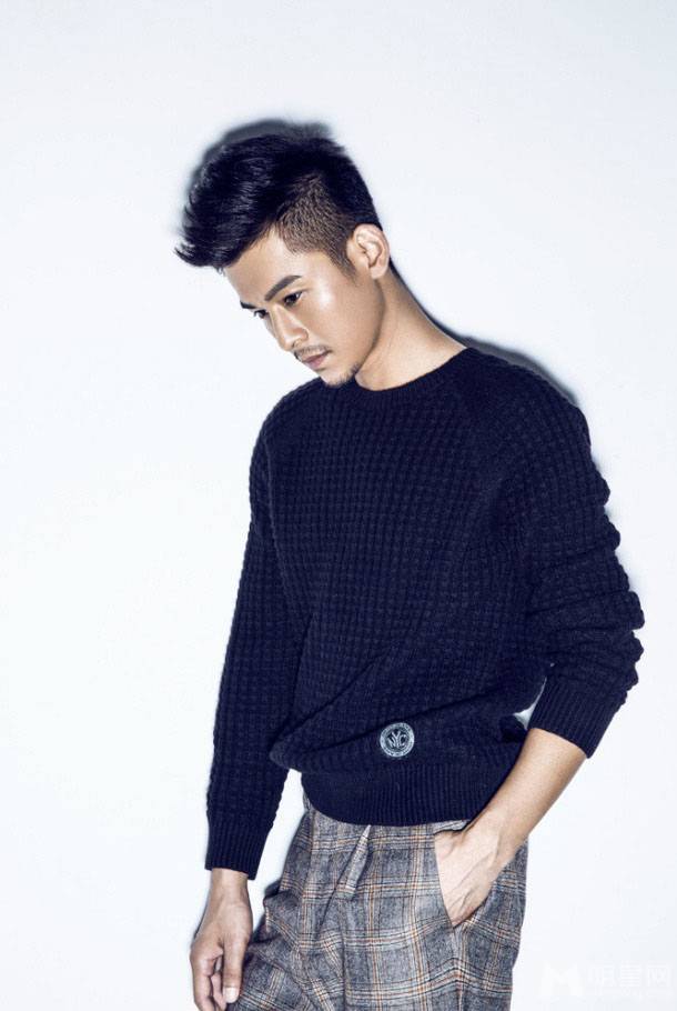 乔振宇休闲着装散发型男魅力