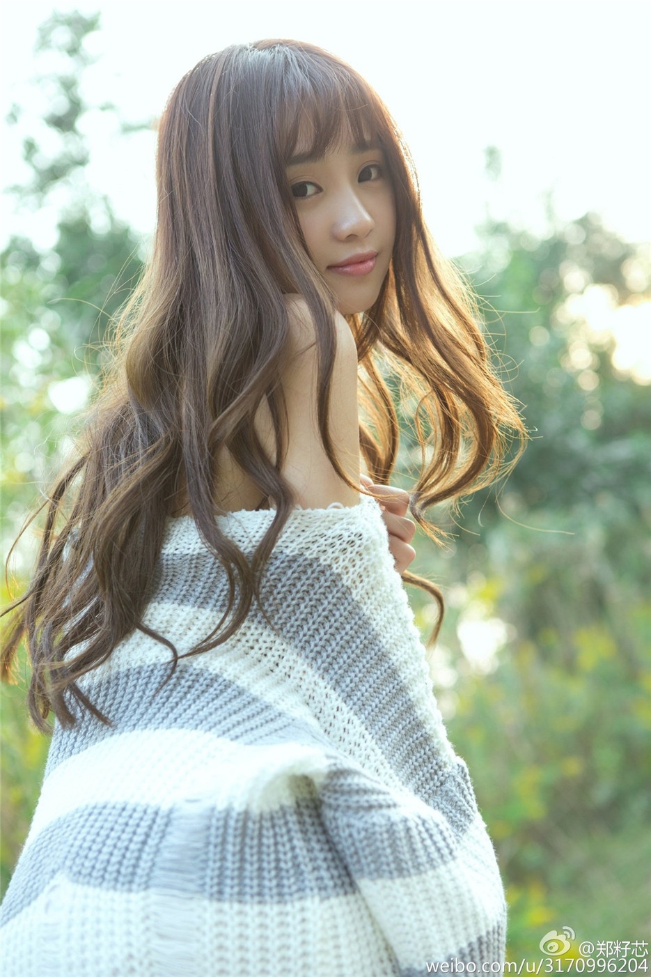 90后甜美校花春日户外唯美写真