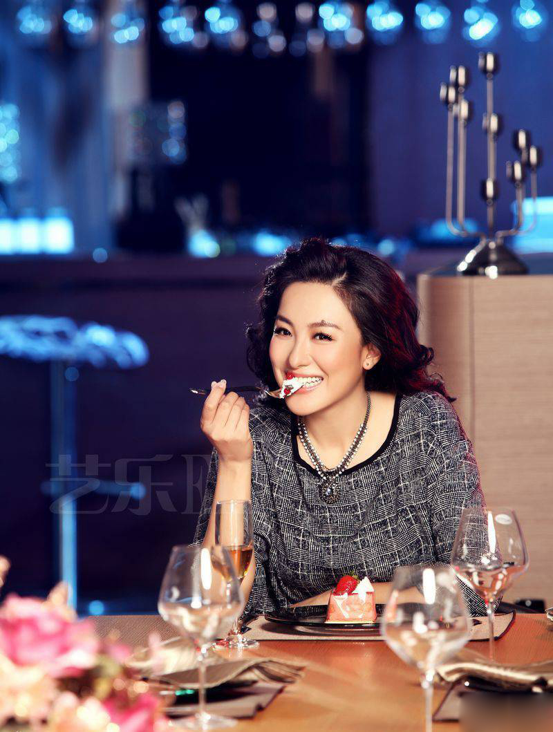 演员沈傲君时尚居家写真图片