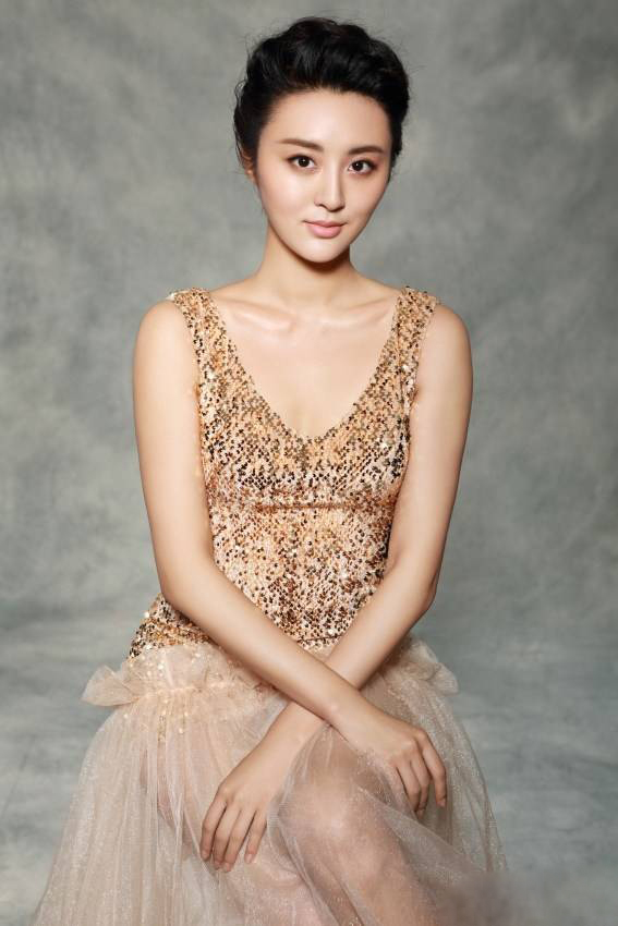 青年演员甘露甜美清新图片