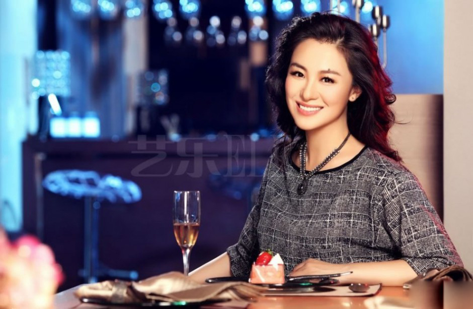 演员沈傲君时尚居家写真图片