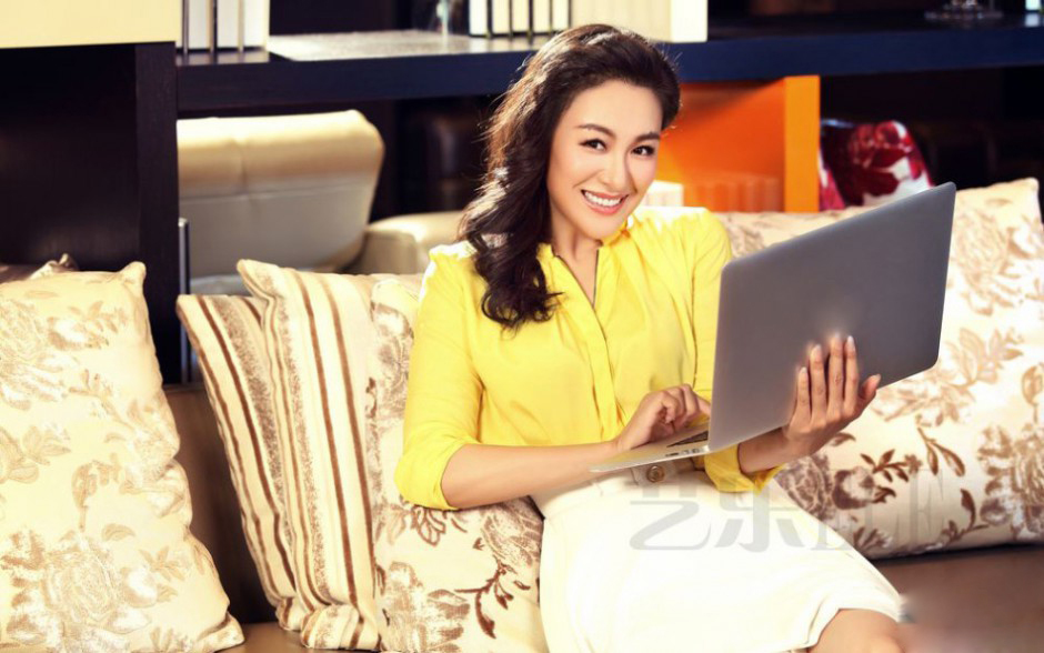 演员沈傲君时尚居家写真图片