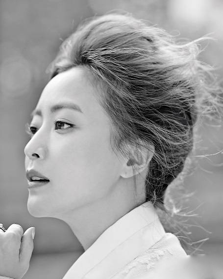 金喜善潮流搭配展现性感妩媚风情