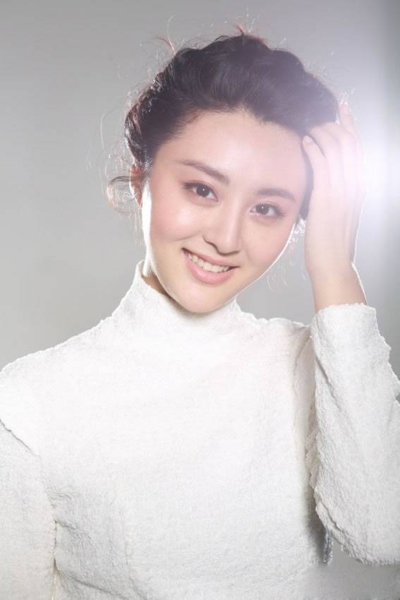 青年演员甘露甜美清新图片