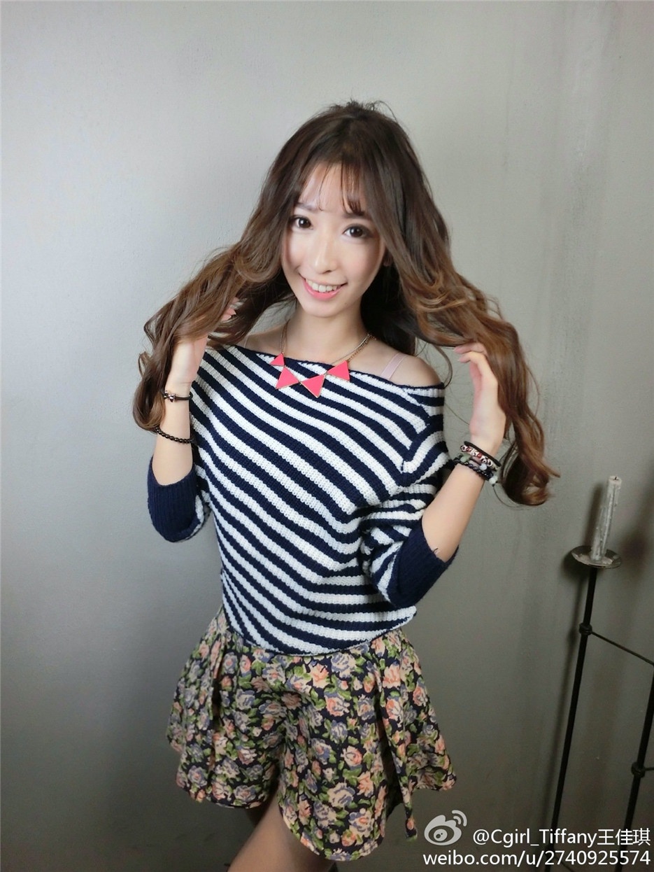 90后清纯宅男女神王佳琪微博私服照