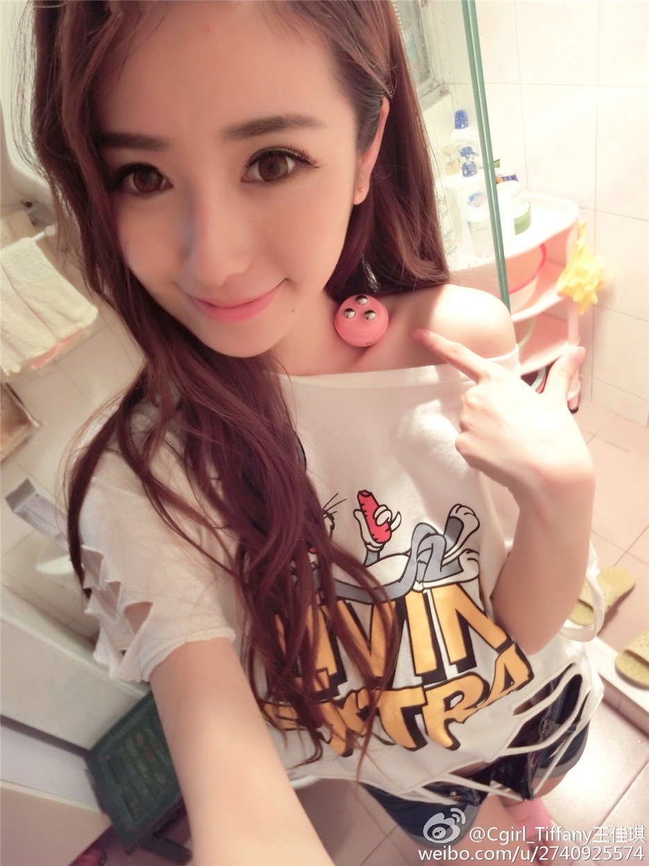 90后清纯宅男女神王佳琪微博私服照