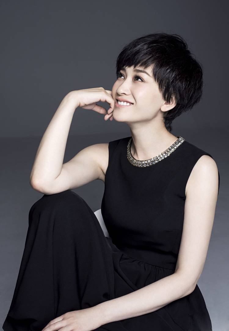 李小冉优雅黑裙搭配利落短发女神范尽显