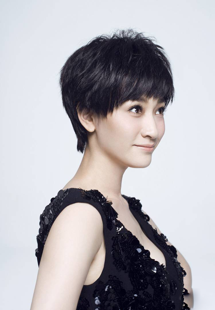 李小冉优雅黑裙搭配利落短发女神范尽显