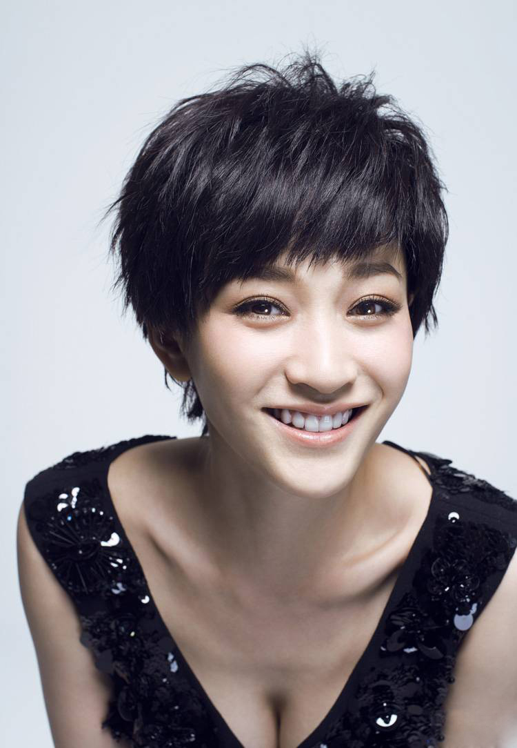 李小冉优雅黑裙搭配利落短发女神范尽显