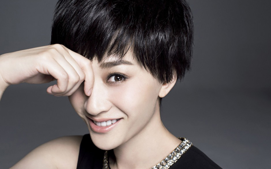 李小冉优雅黑裙搭配利落短发女神范尽显