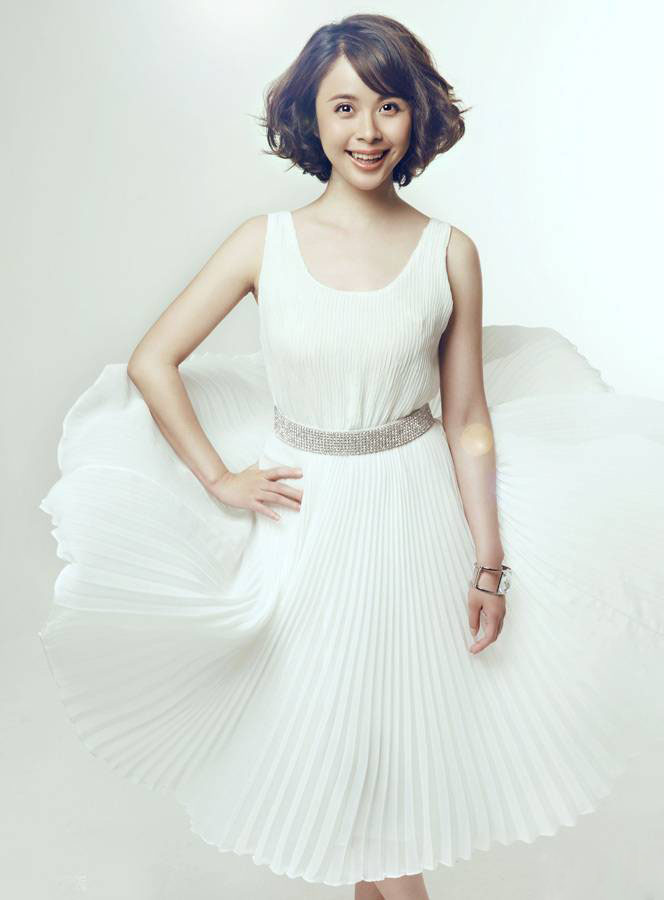 演员杨若兮尽显小女人温婉写真照片