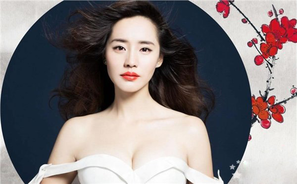 性感王智红唇香肩个人复古写真图片