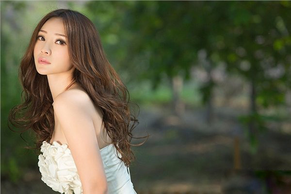 清纯柳岩抹胸白裙变身仙子写真系列