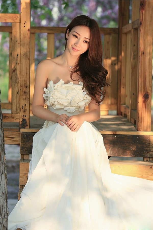 清纯柳岩抹胸白裙变身仙子写真系列