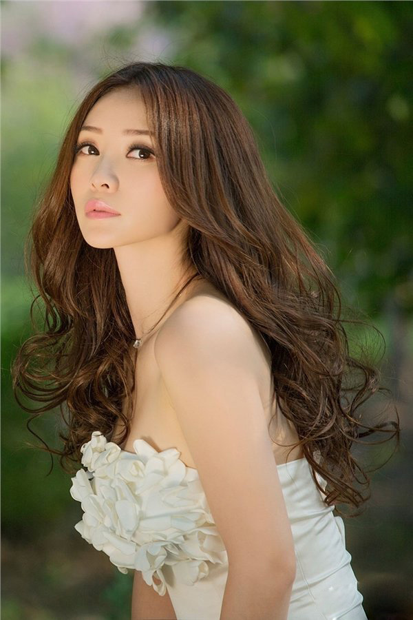 清纯柳岩抹胸白裙变身仙子写真系列