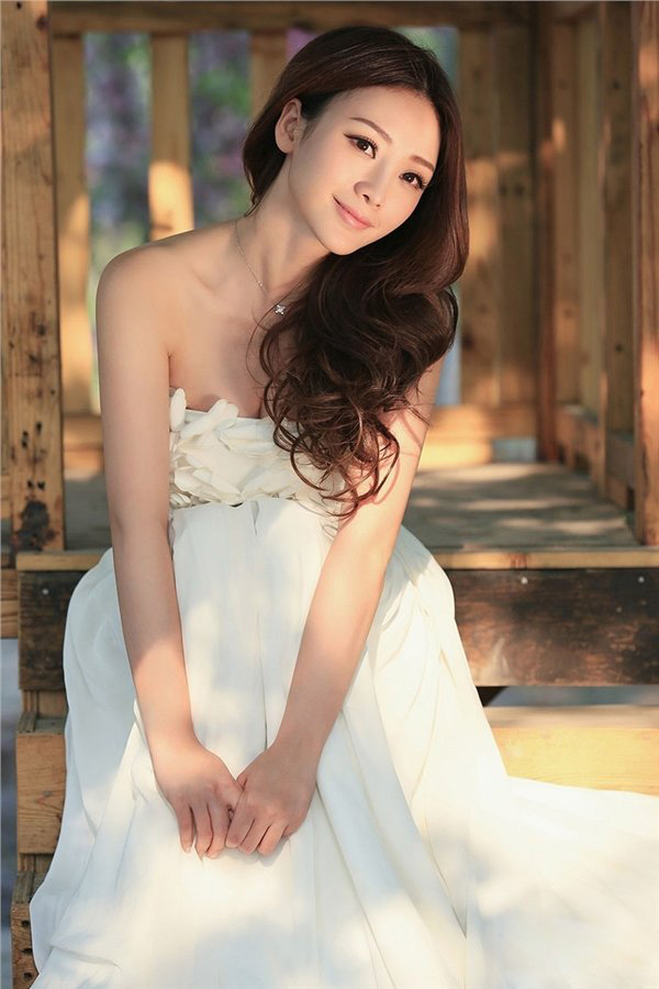 清纯柳岩抹胸白裙变身仙子写真系列