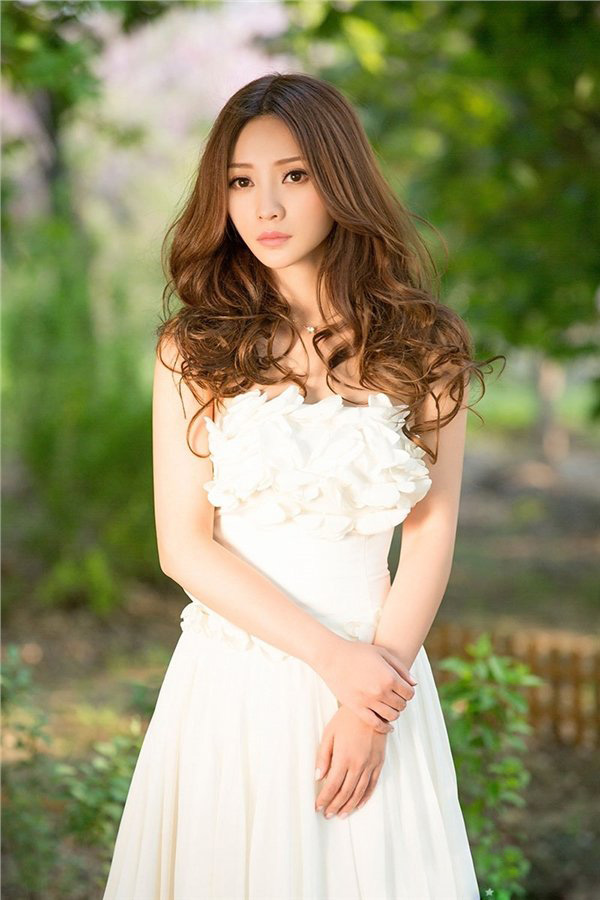 清纯柳岩抹胸白裙变身仙子写真系列