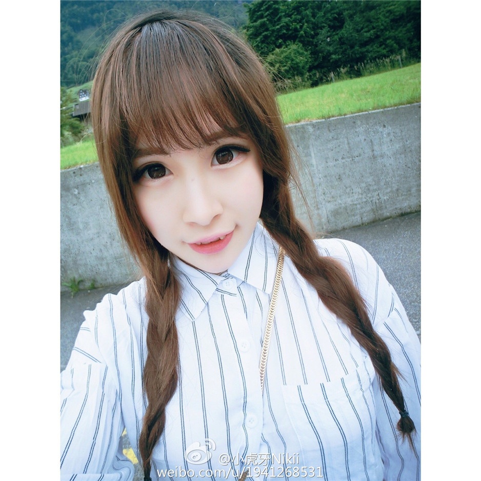 90后清纯甜美校花小虎牙Nikii生活照