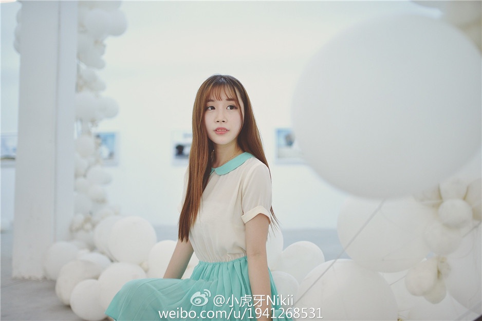 90后清纯甜美校花小虎牙Nikii生活照