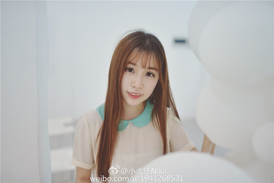 90后清纯甜美校花小虎牙Nikii生活照