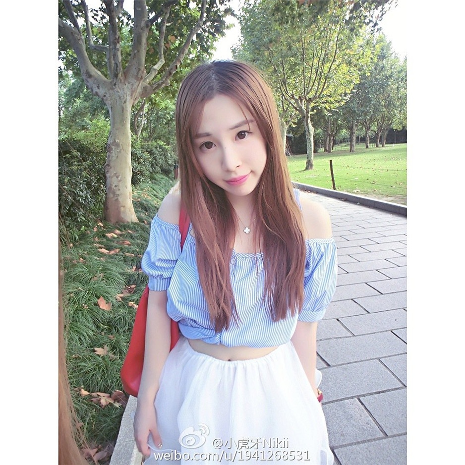 90后清纯甜美校花小虎牙Nikii生活照