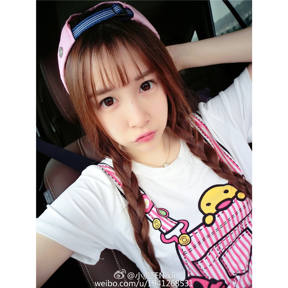 90后清纯甜美校花小虎牙Nikii生活照