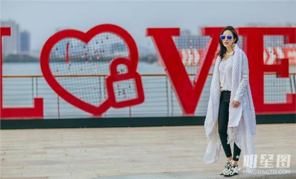 张俪时尚个性LOVE系列写真大片