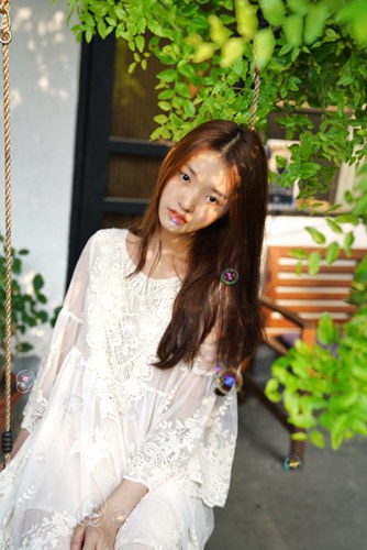 林允秋日写真曝光 清新灵动诠释随性文艺风