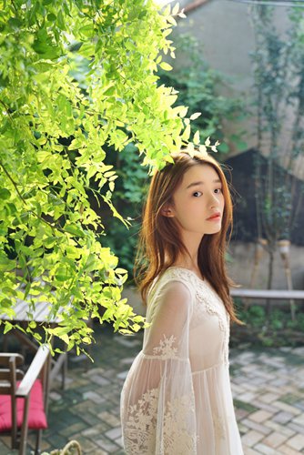 林允秋日写真曝光 清新灵动诠释随性文艺风