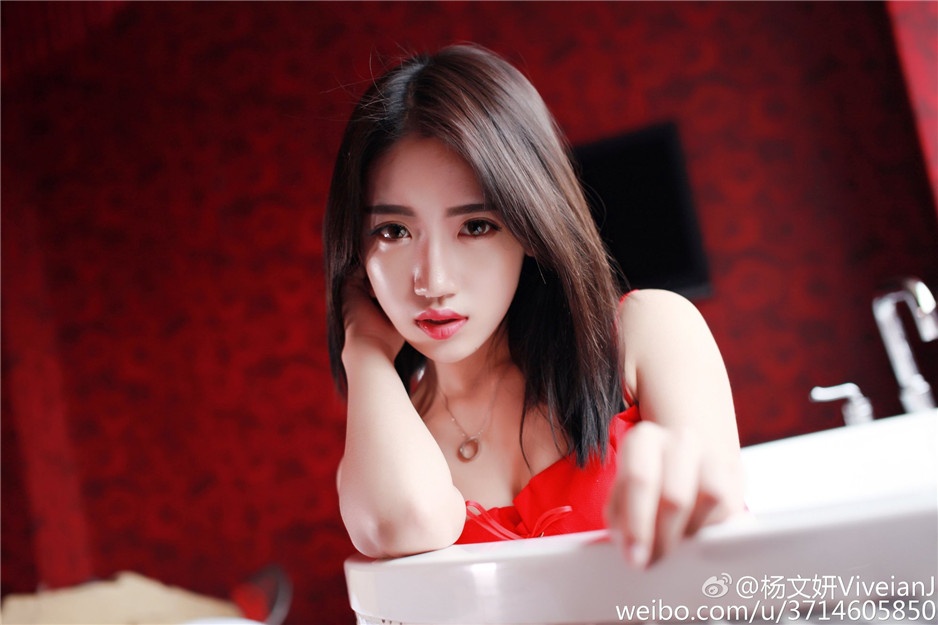 性感嫩模杨文妍迷人写真照