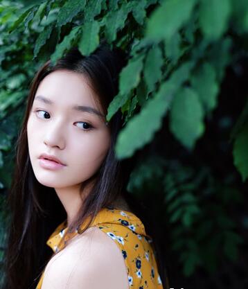 林允秋日写真曝光 清新灵动诠释随性文艺风