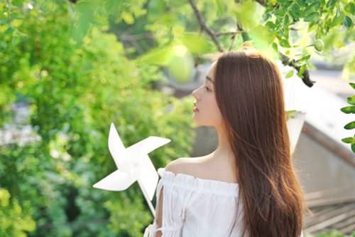 林允秋日写真曝光 清新灵动诠释随性文艺风