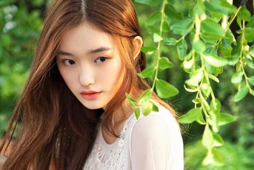 林允秋日写真曝光 清新灵动诠释随性文艺风