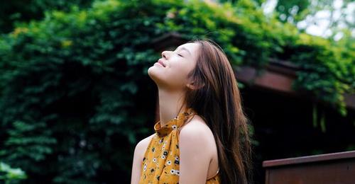 林允秋日写真曝光 清新灵动诠释随性文艺风