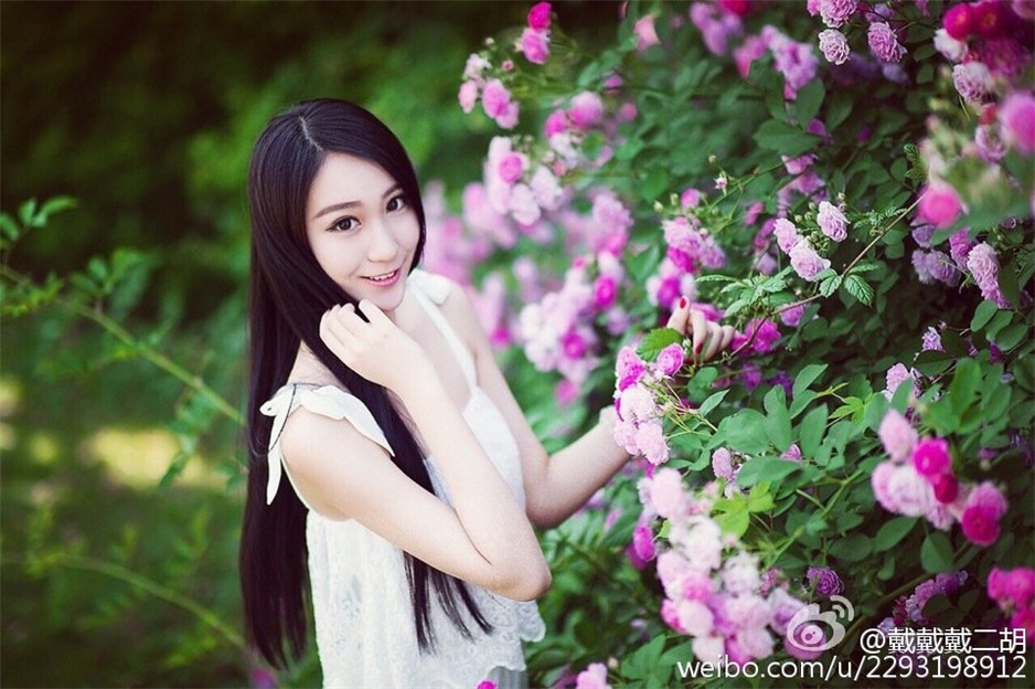 长发气质模特戴二胡微博迷人美照
