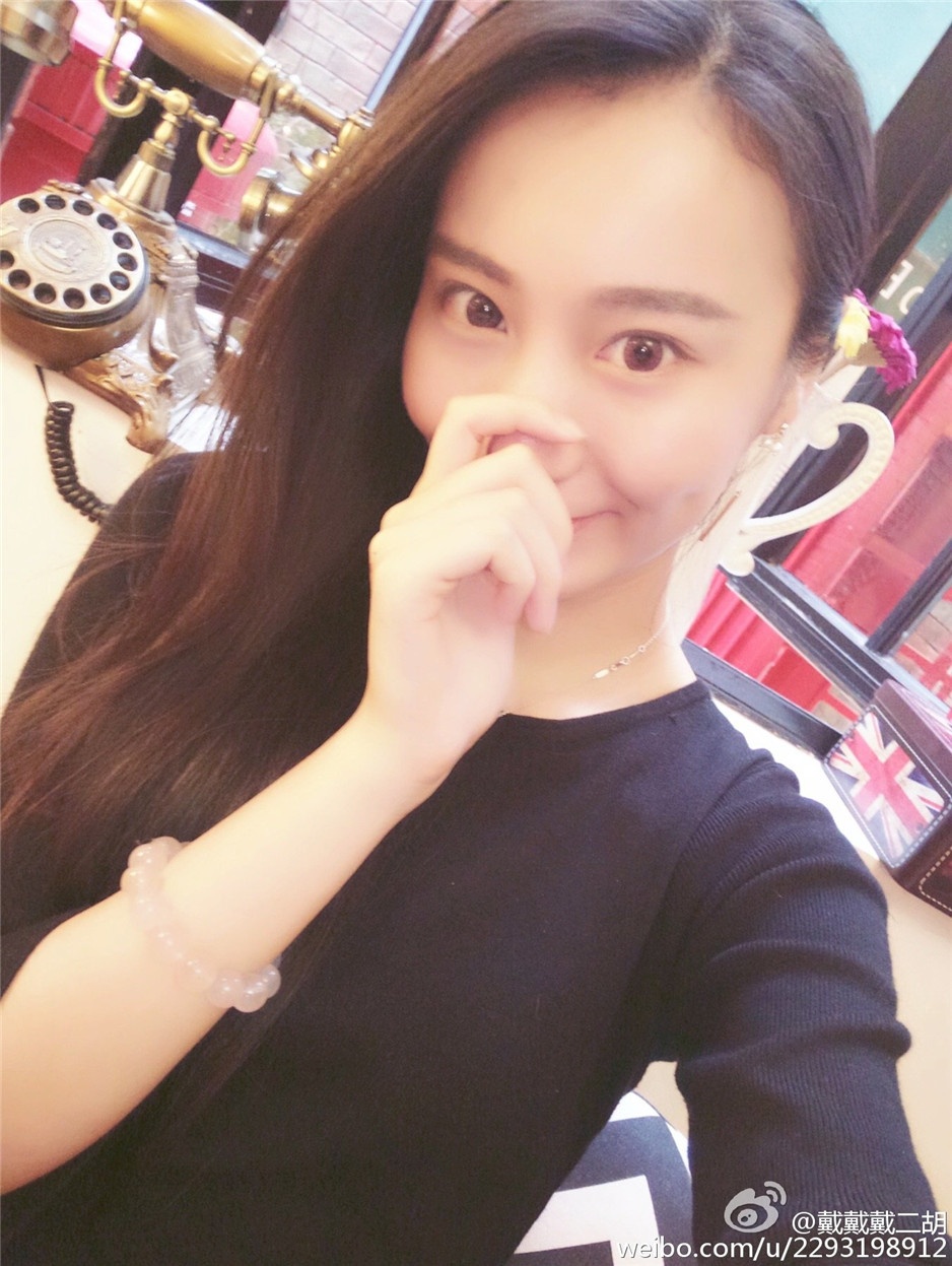 长发气质模特戴二胡微博迷人美照