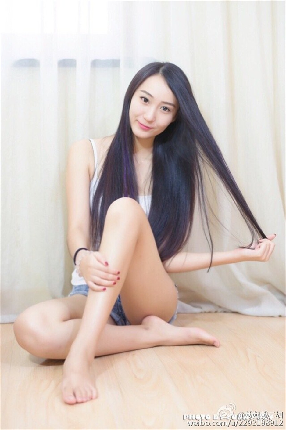 长发气质模特戴二胡微博迷人美照