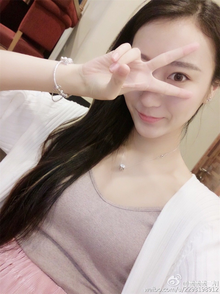 长发气质模特戴二胡微博迷人美照