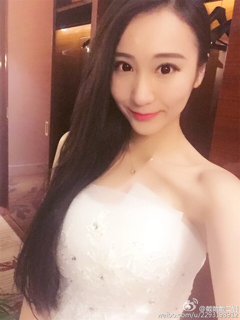 长发气质模特戴二胡微博迷人美照