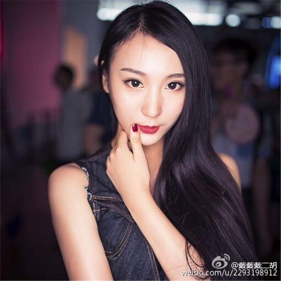 长发气质模特戴二胡微博迷人美照