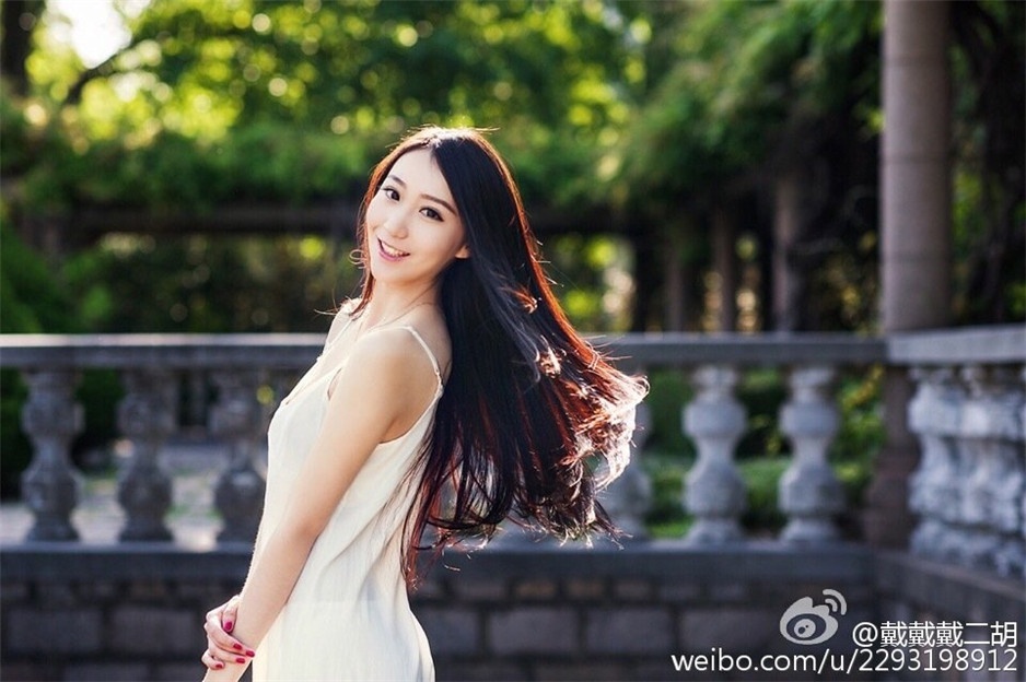 长发气质模特戴二胡微博迷人美照