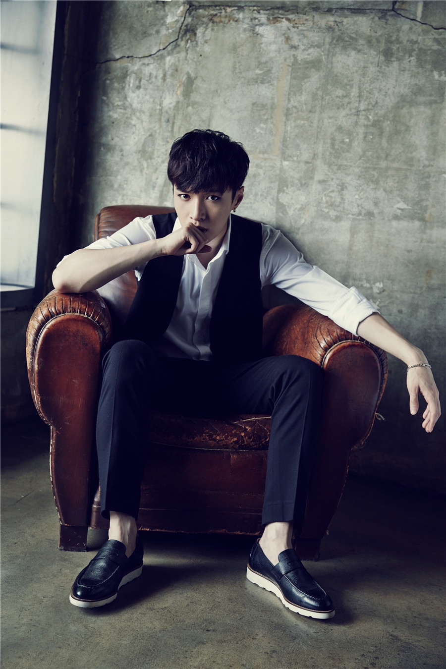 张艺兴霸气写真 眼神不羁摄人心弦