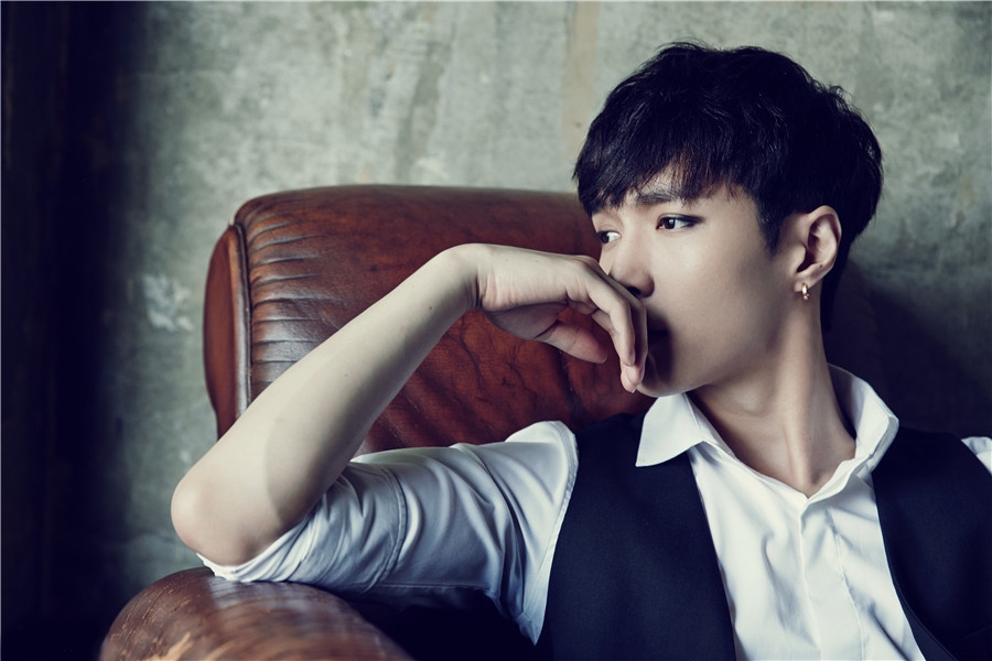 张艺兴霸气写真 眼神不羁摄人心弦