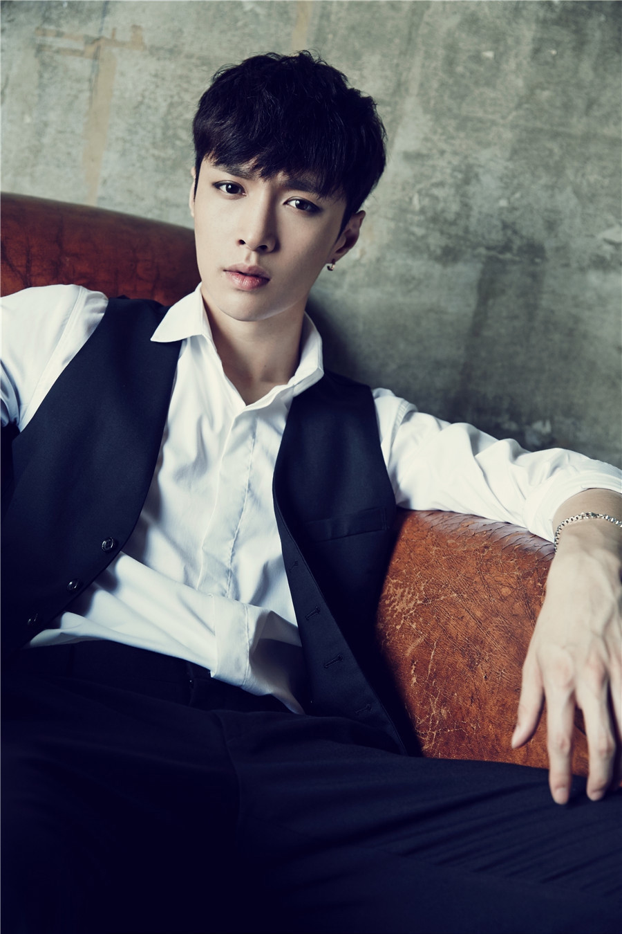 张艺兴霸气写真 眼神不羁摄人心弦