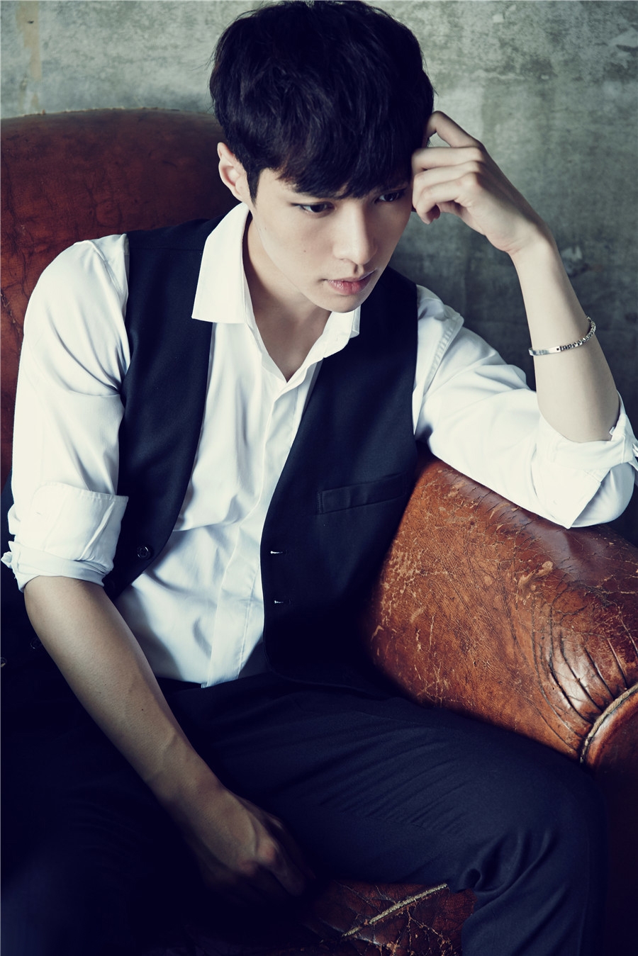 张艺兴霸气写真 眼神不羁摄人心弦