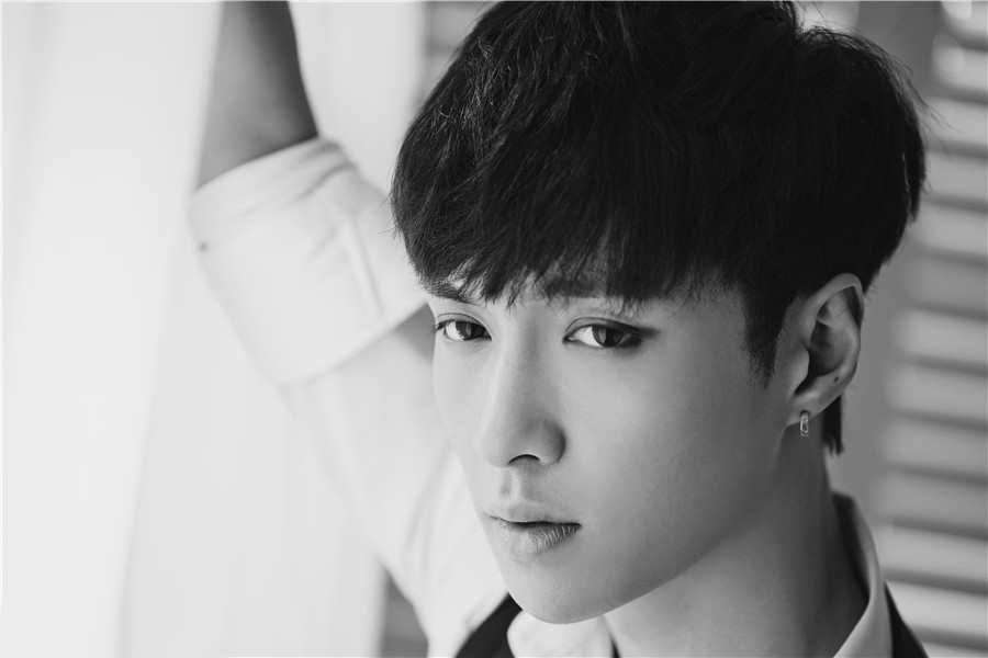 张艺兴霸气写真 眼神不羁摄人心弦