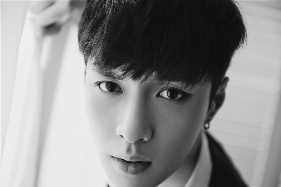 张艺兴霸气写真 眼神不羁摄人心弦