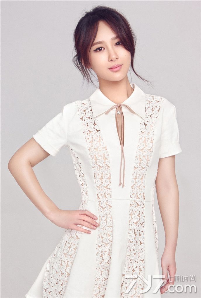 杨紫最新写真曝光 小女人也可以性感和可爱